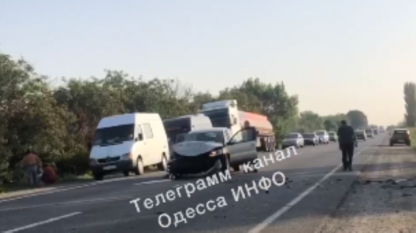 На трасі Одеса-Рені внаслідок зіткнення двох автівок одного з водіїв затисло в кабіні