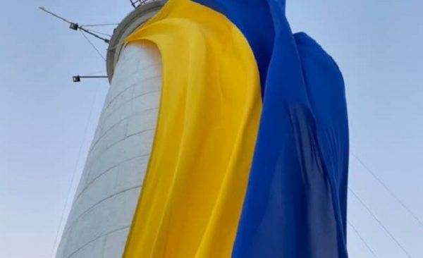 В Одесі розгорнули 18-метровий прапор України на Воронцовському маяку