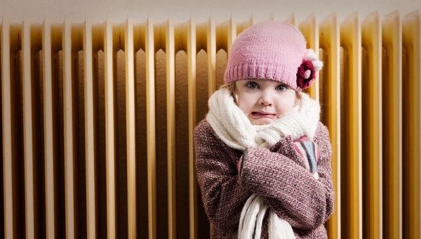 У квартирах – не вище +18°C: українців попередили про особливості опалювального сезону та порадили запасатись ковдрами та теплим одягом