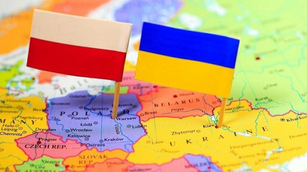 Біженці мають платити податки з українських доходів – мінфін Польщі