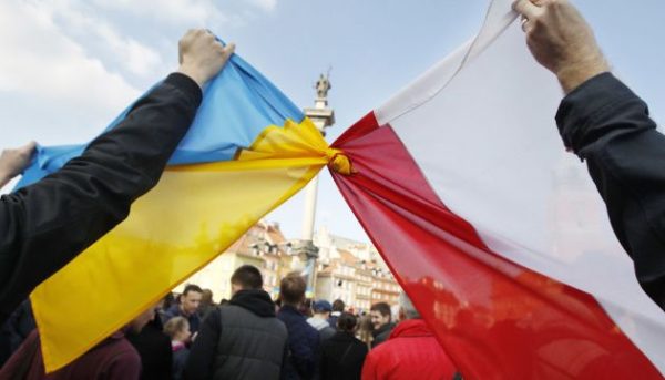 Поляки можуть перебувати в Україні протягом 18 місяців: відсьогодні діє новий закон