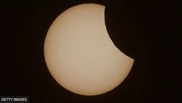 Сьогодні після 13.30 українці зможуть спостерігати сонячне затемнення