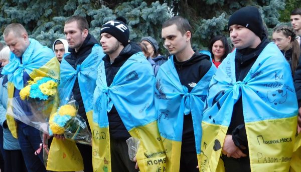 У Білгороді-Дністровському зустріли сімох захисників, які повернулися додому з російського полону