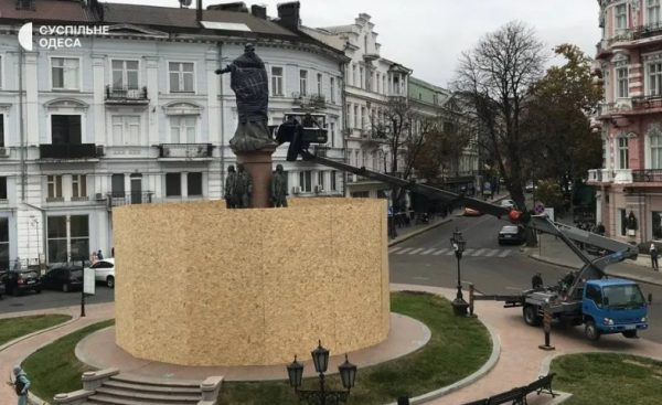 В Одесі почали демонтаж пам’ятника Катерині ІІ: скульптуру загорнули в чорний пакет