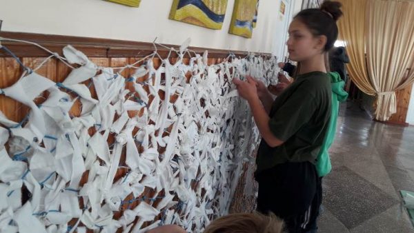 Учні однієї з шкіл Арцизької громади плетуть для захисників зимові маскувальні сітки