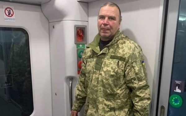 Скандал у поїзді “Укрзалізниці”: військового, який повертався з фронту, вигнали в тамбур через “поганий запах”