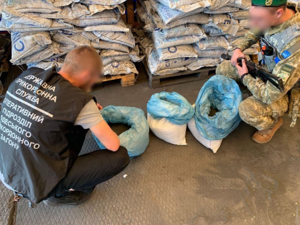 На Одещині в контейнерах зі шлаком виявили «чорний» кокаїн на 15 млн грн