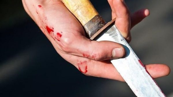 У Рені п’яний чоловік вдарив ножем дружину: за життя жінки борються медики