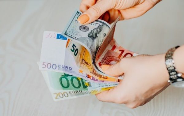 У низці країн ЄС закінчують міняти гривню на місцеву валюту