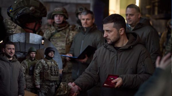 Зеленський відвідав Бахмут та нагородив українських захисників