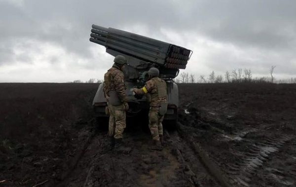 На Донбасі ворог наступає за трьома напрямками