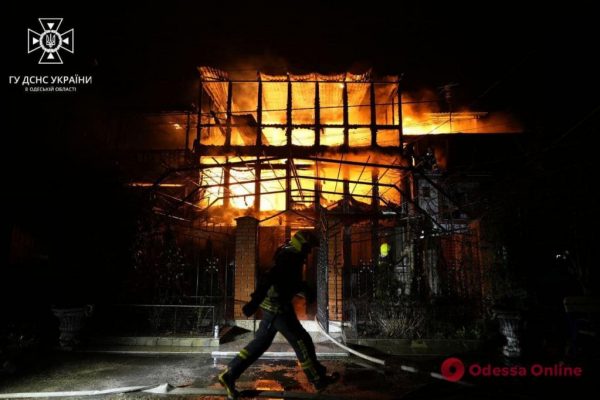 Під Одесою горіли житлові будинки та гаражі – є постраждалі