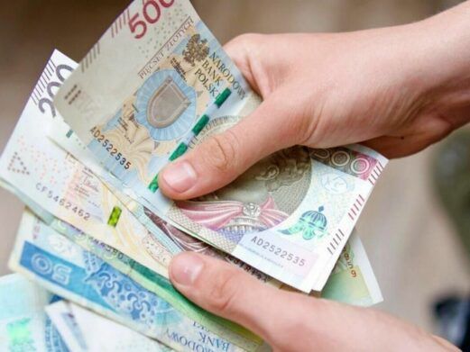 Від 300 до 500 злотих: які виплати можуть отримати українські біженці у Польщі від держави та фондів