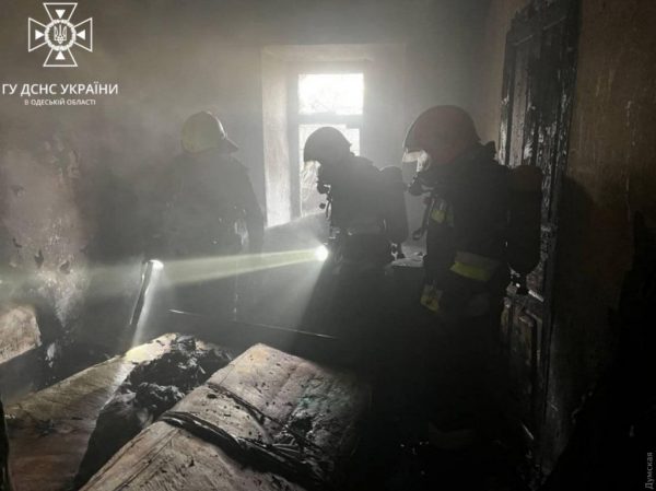 В Одеській області під час пожежі загинула однорічна дитина, другу дитину та їхнього батька госпіталізовано (фото)