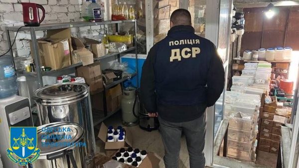 В Одеській області правоохоронці припинили підпільне виробництво парфумерії відомих світових брендів