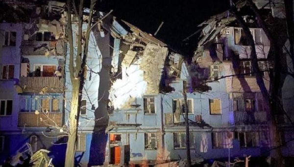Рашисти вночі завдали ракетного удару по багатоповерхівці в Запоріжжі: троє загиблих, під завалами шукають людей