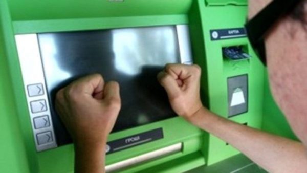 В Ізмаїлі поліція охорони затримала зловмисника, який намагався зламати банкомат
