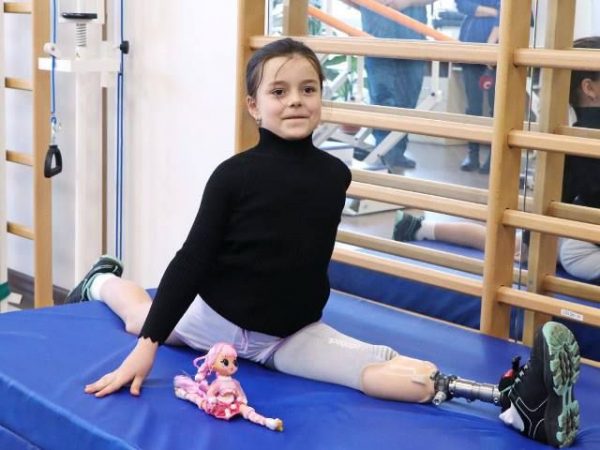 Дівчинка з Одещини, що втратила ногу, повернулася до тренувань з гімнастики