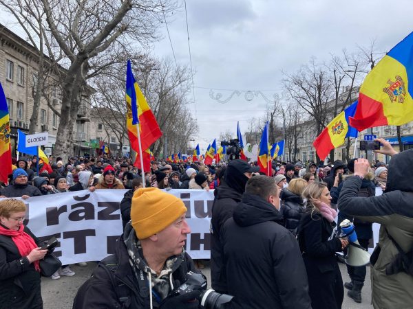 Протесты в Молдове: пророссийские партии вывели людей на улицы Кишинева и угрожают “заблокировать всю страну”