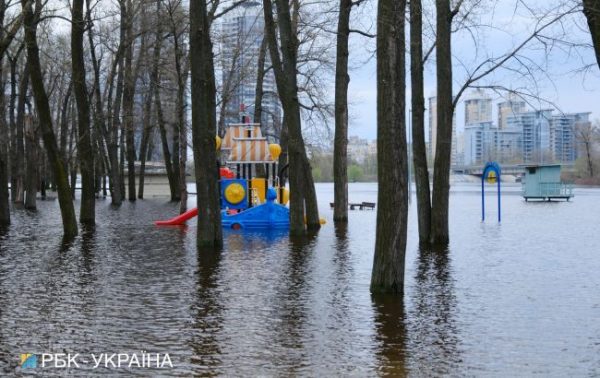 Вода відступає. У Києві паводок йде на спад, але є значні підтоплення