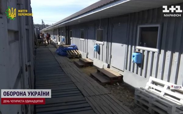 На Одещині зі звичайних морських контейнерів роблять тимчасове житло для переселенців: який має вигляд оселя