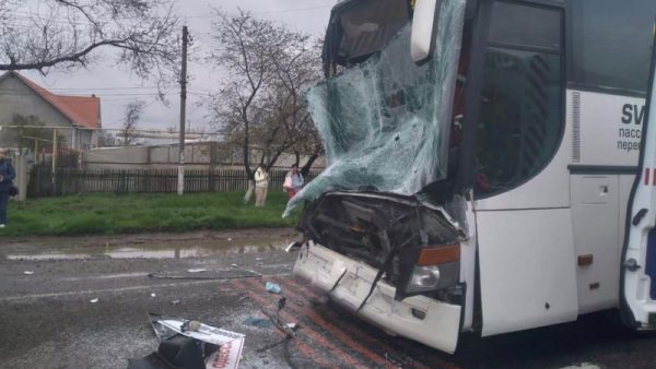 Постраждали водій і пассажирка автобусу “Одеса-Кишинів”: подробиці масштабної потрійної ДТП на трасі Одеса-Рені від поліції