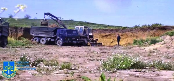 На Одещині правоохоронці прикрили величезний нелегальний кар’єр, де незаконно видобували пісок