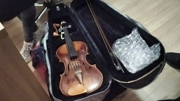 Через пункт пропуску на Білгород-Дністровщині 20-річна дівчина намагалася вивезти за кордон старовинну скрипку