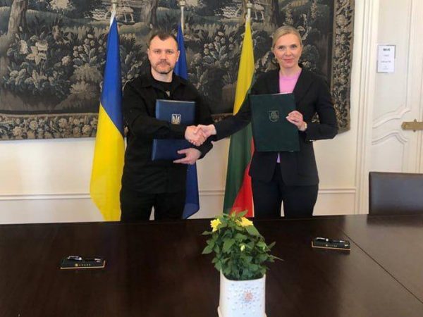 Україна та Литва підписали угоду про взаємне визнання та обмін національних посвідчень водія