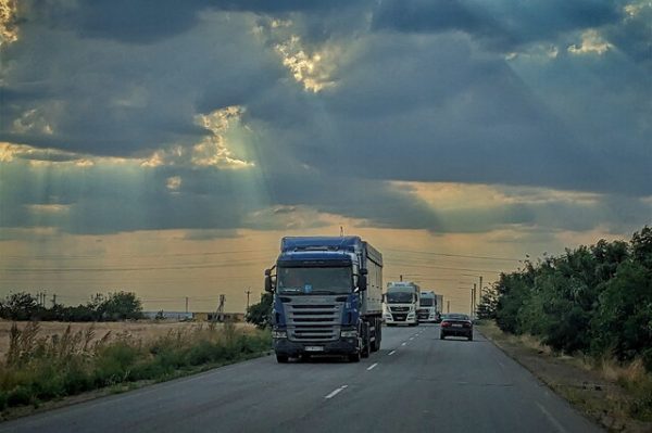 На всіх дорогах Одещини заборонили в денний час рух вантажівок