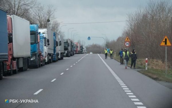 Румунські фермери заблокували ще один пункт пропуску на кордоні з Україною