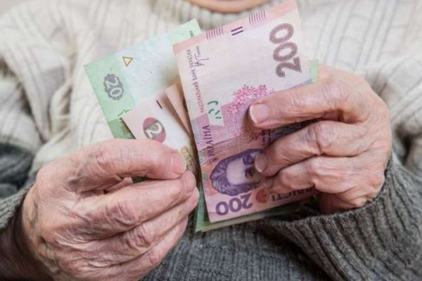 Пенсія по-новому в лютому: скільки отримуватимуть українські пенсіонери