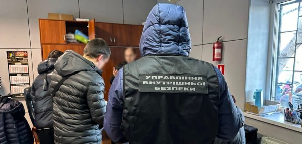 На Одещині поліція викрила корупційну схему “бігунка” в сервісному центрі МВС