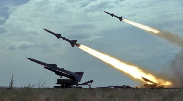 Зранку Україна піддалась комбінованій атаці з ракет та шахедів: є влучання та постраждалі