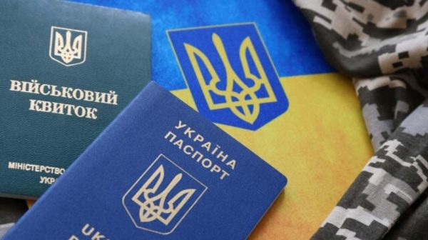 Без військового квитка більше нікуди: українцям за кордоном припинили видачу документів