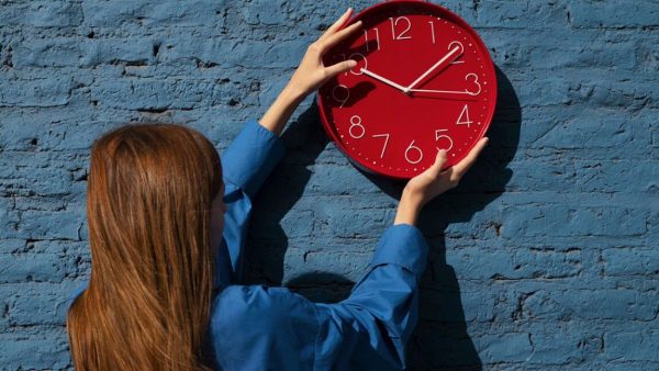 В Україні офіційно скасували переведення годинників на літній час