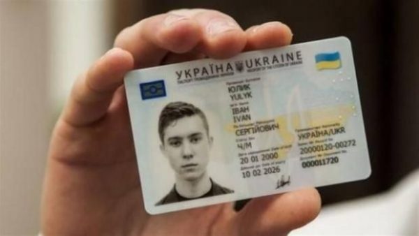 Сервіси за кордоном відмовляють у паспортах юнакам, які виїхали до 18 років: у чому річ