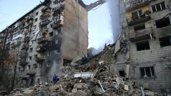 Вночі ворог здійснив масовану атаку на Київ: 14 загиблих та понад 50 поранених Вночі ворог здійснив масовану атаку на Київ: 14 загиблих та понад 50 поранених