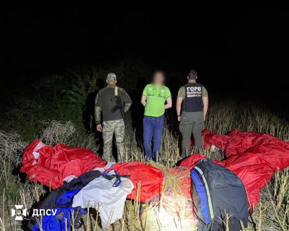 Ухилянт намагався втеки за кордон на параплані, купленому в інтернеті
