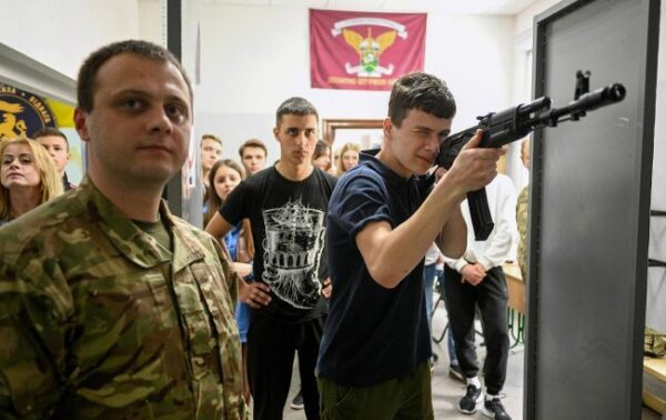 Українців готуватимуть до нацспротиву з 14 років: у Міноборони розкрили деталі Українців готуватимуть до нацспротиву з 14 років: у Міноборони розкрили деталі