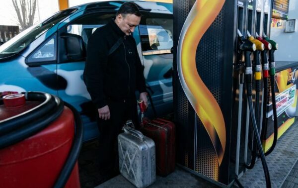 Заправлятися чи чекати? Чому ціни на АЗС ростуть і чи можлива “картельна змова”