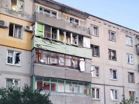 Пошкоджені будинки, ліцей та АЗС, є поранені: росія продовжує масовані удари (фото)