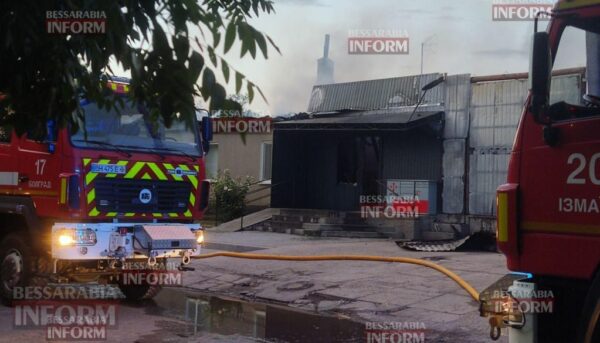 У Болграді полихав склад Нової пошти після гучного вибуху, загорівся будинок поруч – з місця подій (фото)